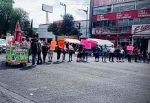 Comerciantes ambulantes bloquean la carretera M&eacute;xico-Cuernavaca por reubicaci&oacute;n en Tlalpan