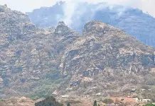 Incendio en Tepoztlán sigue activo
