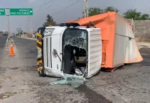 Vuelca camión repartidor de agua en Periférico Norte Vuelca camión repartidor de agua en Periférico Norte