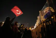 Policía usa la fuerza para dispersar protestas en Turquía Policía usa la fuerza para dispersar protestas en Turquía