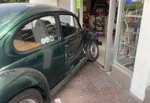 Chocan a vochito y termina en entrada de un Oxxo