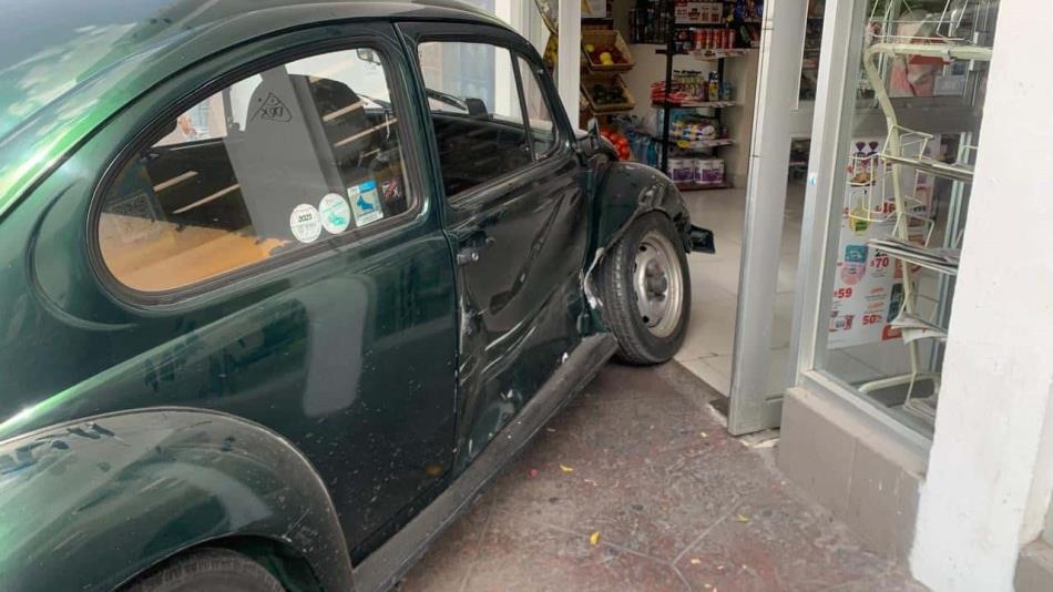 Chocan a vochito y termina en entrada de un Oxxo