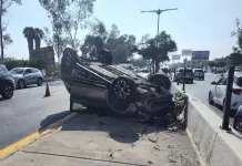 Choque y volcadura en Salvador Nava deja dos heridos