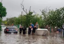 Entrega de paquetes a damnificados por inundaciones en Tamaulipas