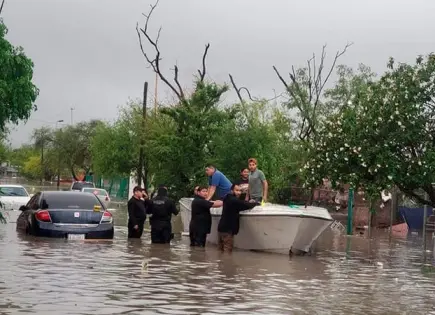Entrega de paquetes a damnificados por inundaciones en Tamaulipas