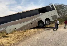 Autob&uacute;s de turistas a punto de caer a un barranco en la Huasteca Potosina