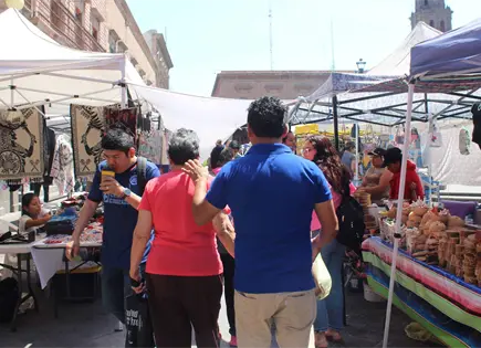 Sin acuerdo ni fecha de retiro: plantón de vendedores sigue en Plaza de Armas