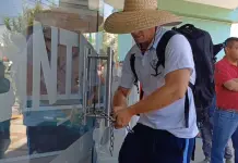 Docentes de la CNTE encadenan acceso a la Sección 26 del SNTE