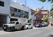 Trailero derriba poste en Mariano Jim&eacute;nez; afecta servicio de luz