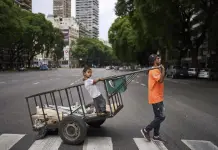 Familia argentina busca sobrevivir en medio de la pobreza y el reciclaje