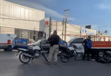 Motociclista repartidor de pizzas resulta lesionado en choque con camioneta en Jos&eacute; de G&aacute;lvez