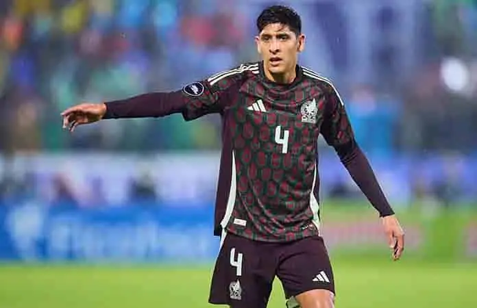 Edson Álvarez llega a Turquía para cerrar traspaso