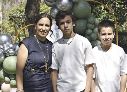 EMILIO Y SEBASTIÁNCELEBRAN AL RECIBIR LA COMUNIÓN