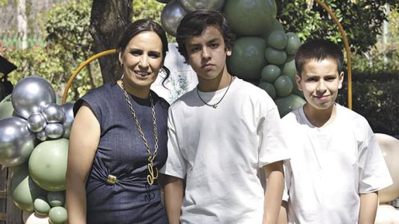 EMILIO Y SEBASTIÁNCELEBRAN AL RECIBIR LA COMUNIÓN