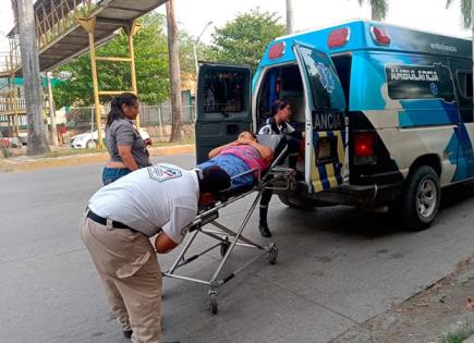 Mujer se lesiona al caer en puente peatonal