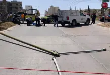 Vientos derriban poste y cae sobre motociclista; falleci&oacute; en el lugar
