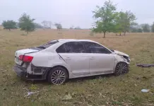 Abandonan auto tras volcadura cerca de Tancanhuitz