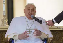 El papa hace una aparici&oacute;n sorpresa en plaza de San Pedro