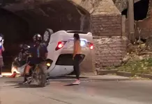 Vuelca taxi en el R&iacute;o Santiago