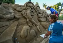 Artistas internacionales elaboran esculturas gigantes de arena en Acapulco