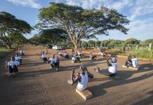 Ejercicio en cementerio de Zimbabue para combatir enfermedades