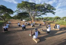 Ejercicio en cementerio de Zimbabue para combatir enfermedades