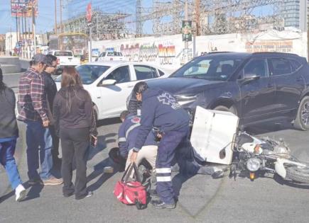 Trasladan a motociclista herido tras choque en la Simón Díaz