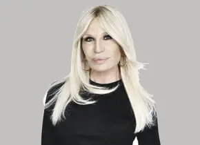 Despedida de Donatella Versace con modelos icónicas en campaña 2025