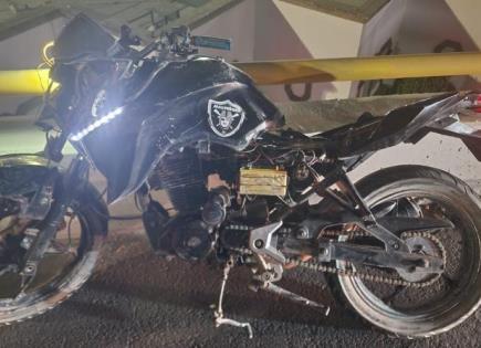 Motociclista cae al vac&iacute;o en el distribuidor Ju&aacute;rez