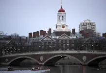Harvard demanda al gobierno de Trump por congelamiento de subvenciones Harvard demanda al gobierno de Trump por congelamiento de subvenciones
