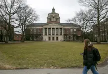 Estudiantes presentan demandas por la revocación masiva de visas Estudiantes presentan demandas por la revocación masiva de visas