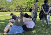 Agresor de universidad de Florida usó arma de servicio de su madre, una expolicía, dicen autoridades