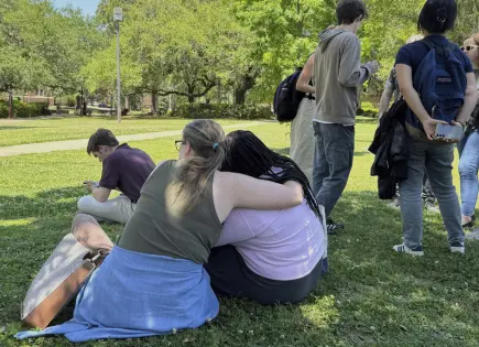 Agresor de universidad de Florida usó arma de servicio de su madre, una expolicía, dicen autoridades