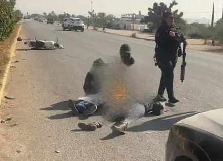 Desigual choque auto y moto, 2 lesionados