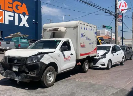 Choque en Universidad deja daños en tres vehículos