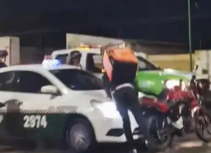 Taxista agrede a repartidores en Soledad e intenta huir (video) Taxista agrede a repartidores en Soledad e intenta huir (video)
