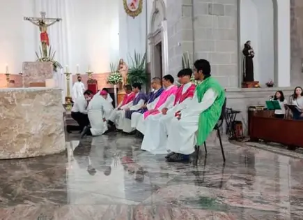 Celebran el lavado de pies y bendición de pan