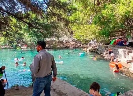 Miles de turistas visitan la Media Luna
