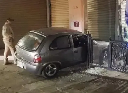 Estrellan Chevy en reja que limita entrada a Plaza de Armas