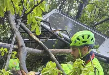 Mueren cuatro al caer un teleférico en Nápoles