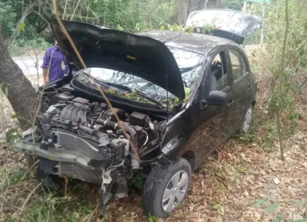 Se salvan tres de aparatoso accidente en la Valles–Rioverde