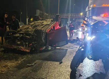 Choque y volcadura en la 57; únicamente daños