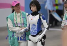 Robots humanoides en competencia de media maratón en China