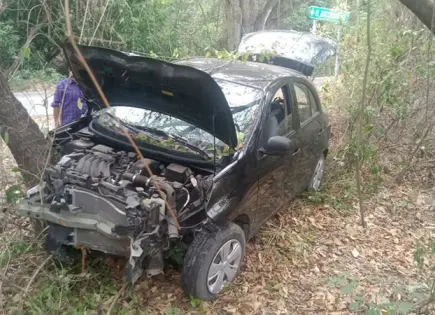 Familia sufre accidente carretero en Ciudad Valles