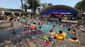 Familias disfrutan de los balnearios 