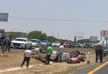 Trailer impacta vehículo y provoca volcadura en la carretera 57 Trailer impacta vehículo y provoca volcadura en la carretera 57