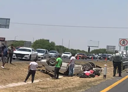 Trailer impacta vehículo y provoca volcadura en la carretera 57