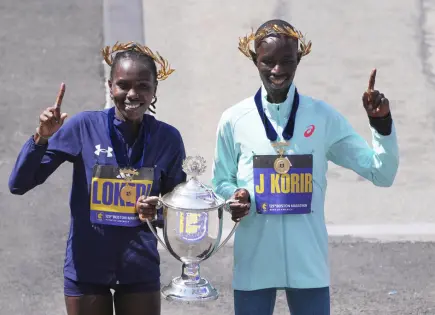 Sharon Lokedi bate récord del Maratón de Boston. John Korir gana como su hermano