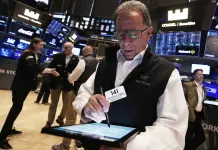 Wall Street: Pérdidas por críticas de Trump