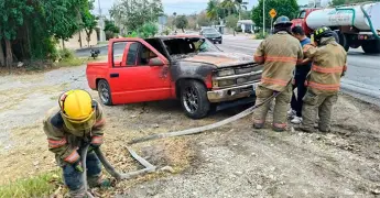 Arde camioneta de turistas por una falla mecánica